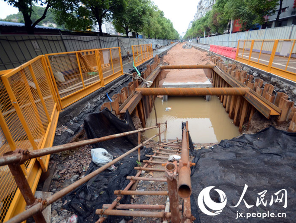 ɽ��·�����M�к��d���̵��{��ع���