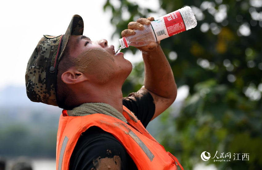 �侯��ʿ�ڸߜ�������U��һ����ʿ����VȪˮ�͹���������W �r��/�z��