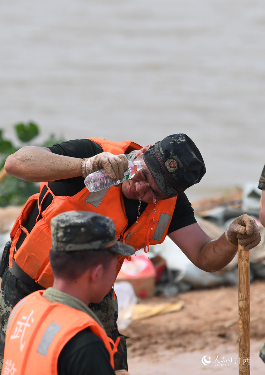 �����p�ִ����������o��Ĩ����һ����ʿ�����õVȪˮ�����۲���������W �r��/�z��