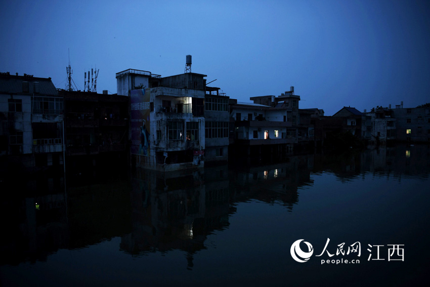 ҹĻ���R���غӲ��־�����������˟�����������W �r��/�z��