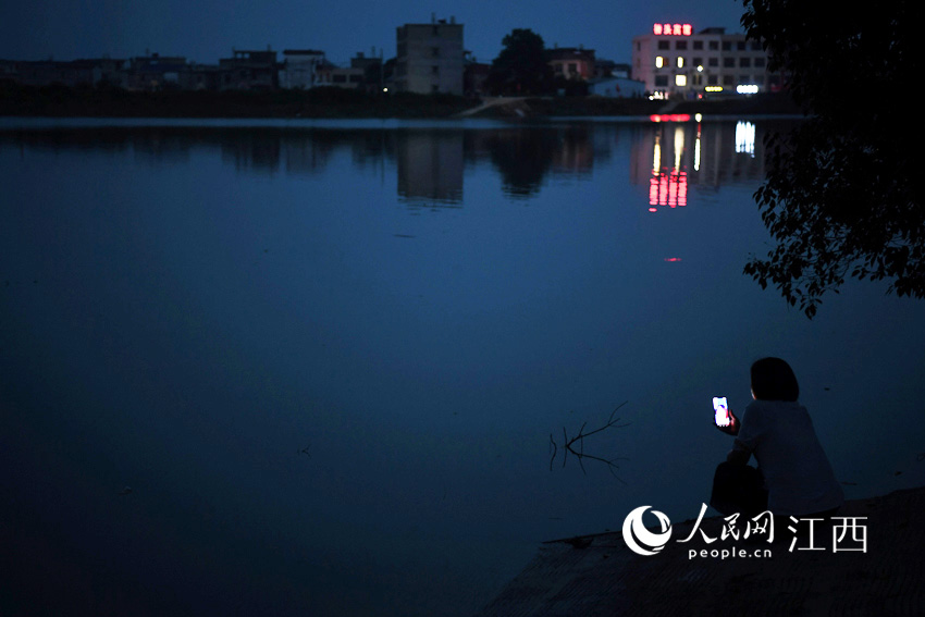 �Ӱ�߅��һλ������ͨ�^�֙C������ҕ�l������������W �r��/�z��