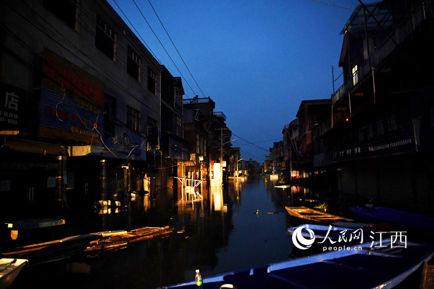 һ�vĦ��܇��^ݶϪ����܇�������ℝ�ƺ�ֵĺڰ���ˮ�͵ľ���ʬF����ǰ��������W �r��/�z��