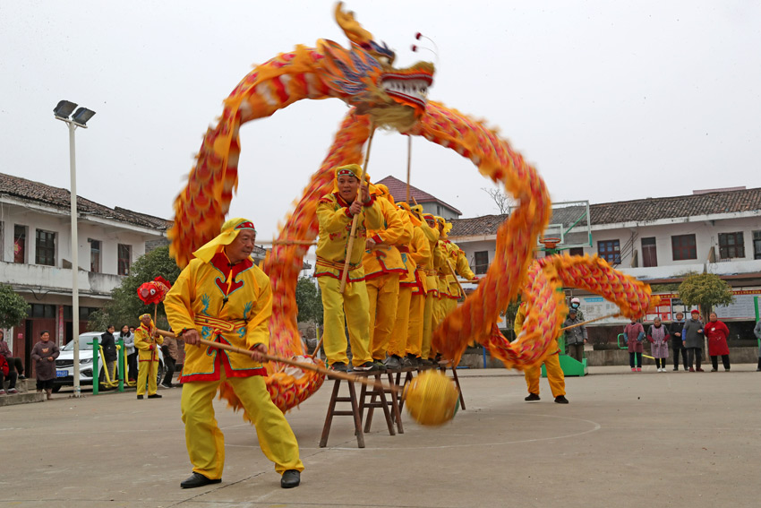 �������M������������