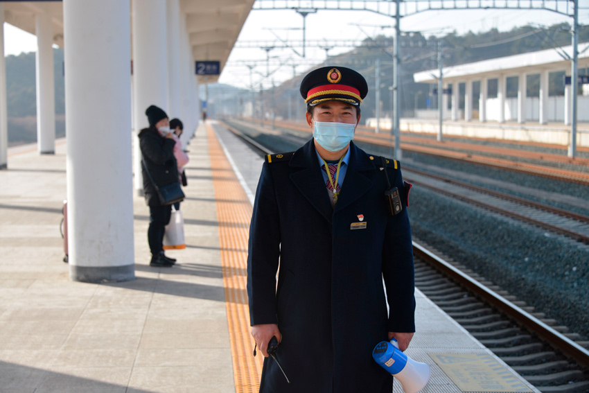 ���\ֵ���T��С����վ�_�Ͻ�܇�������J �z��