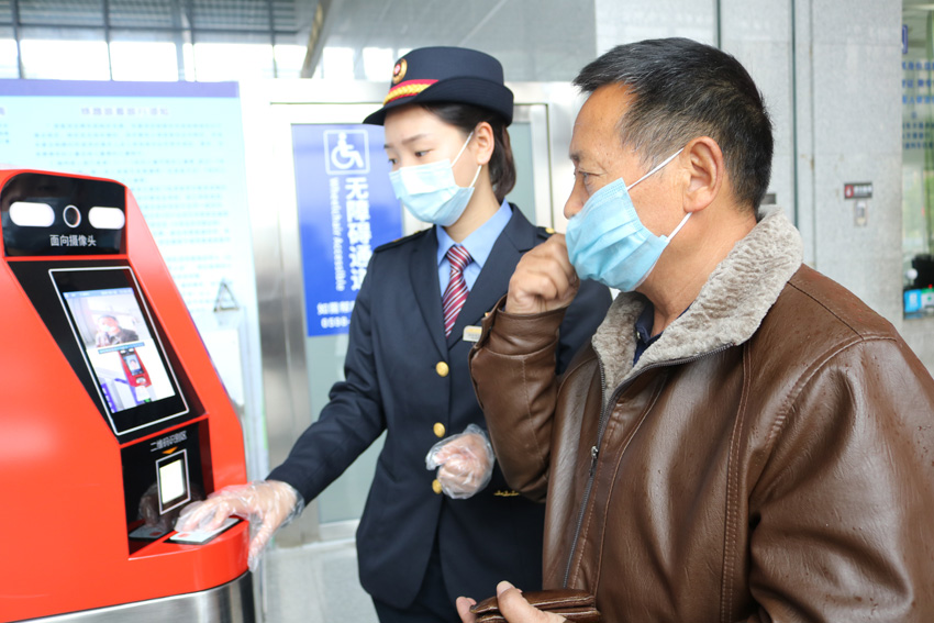 ����·�����е��ÿͲ���ʹ��ˢĘ�Mվ�C�������\�T���B�����Ľ��ÿͲ��v��ע������������ �z��