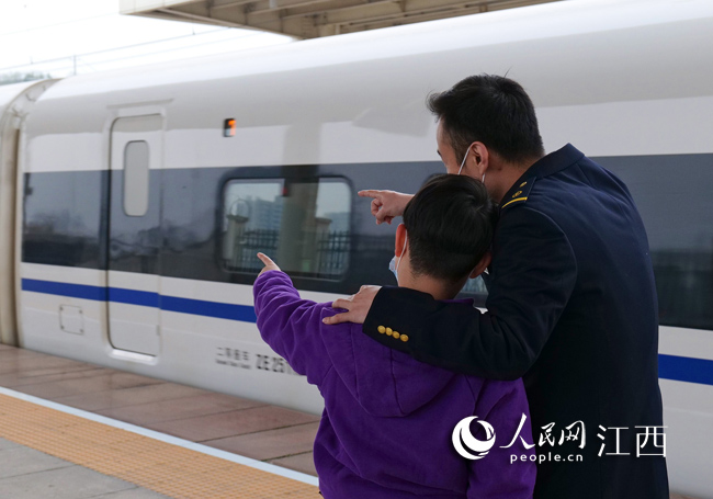 �ǧ�控�����ڸ��Fվվ�_�Ͽ��������_�ߵĄ�܇���v��һ����һ����܇��׃�w�������| �z�� 