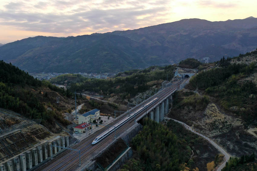 �L�cվλ�ڸ�������̩�h�L�c悵Ľ������ǲ����F·��һ��������gվ���� �z