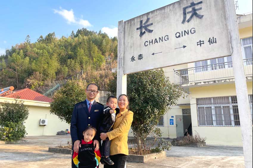 ��Ϧ����������ռ�������������͎�����Ů������һ����ˁ���܇վ�����ރ����������߰׉���Сվ�����ǵڶ������ҡ��� �� �z