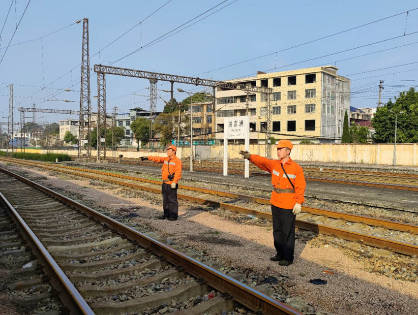 �B�Y�T�MԽ��·������С��ֱ����ۿ����ں����ƶ����R�ɷ� �z