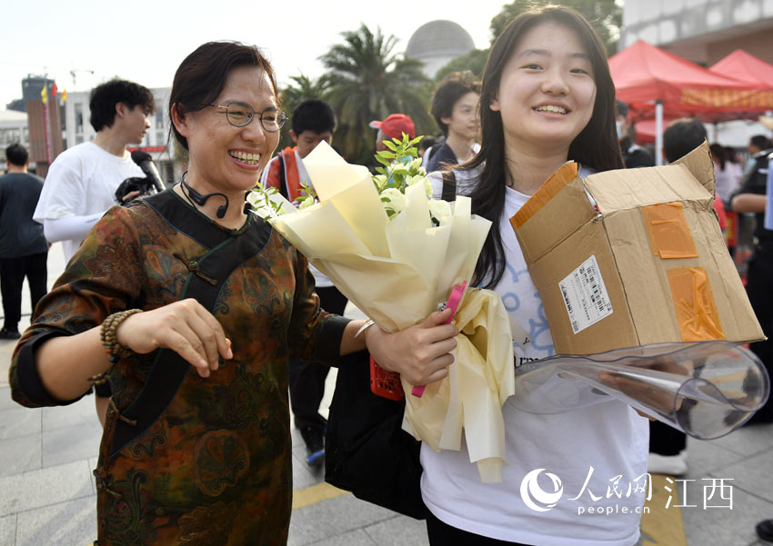 ���LЦӭ����������W �r��z��