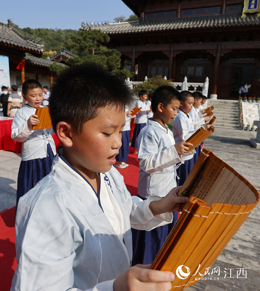 10��3����С�W�������ڽ���ʡ�Ž��к��ڿh�W�m���b�x��ʯ�ɽӛ���Ƚ�����ƪ�����w�A�z