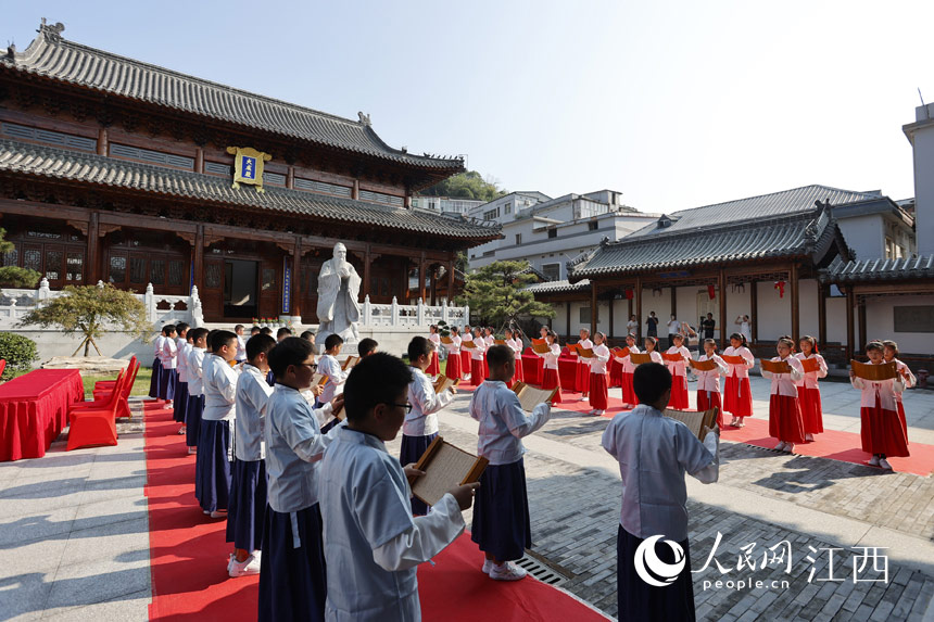 10��3����С�W�������ڽ���ʡ�Ž��к��ڿh�W�m���b�x��ʯ�ɽӛ���Ƚ�����ƪ�����w�A�z