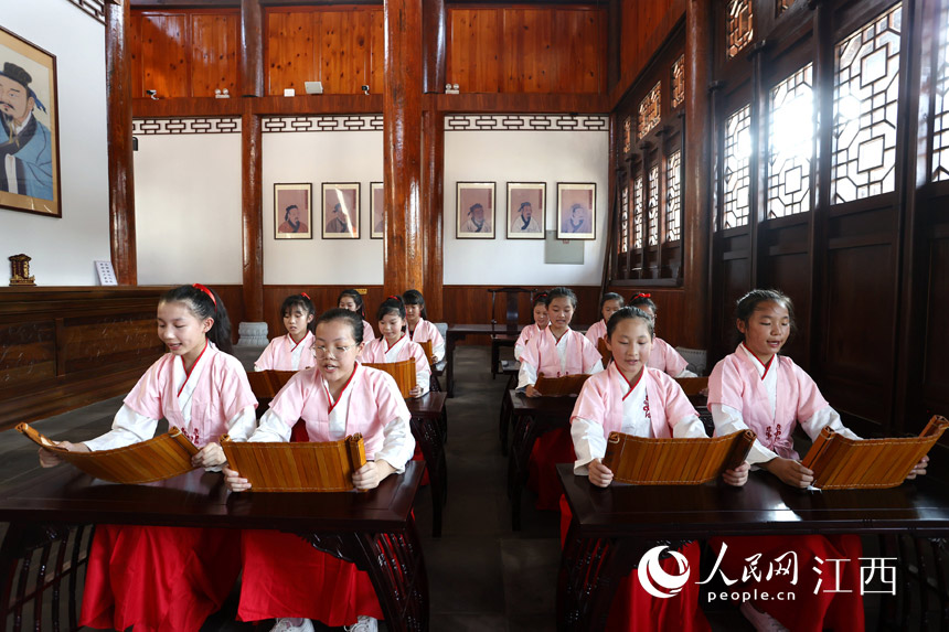 10��3����С�W�������ڽ���ʡ�Ž��к��ڿh�W�m���b�x��ʯ�ɽӛ���Ƚ�����ƪ�����w�A�z