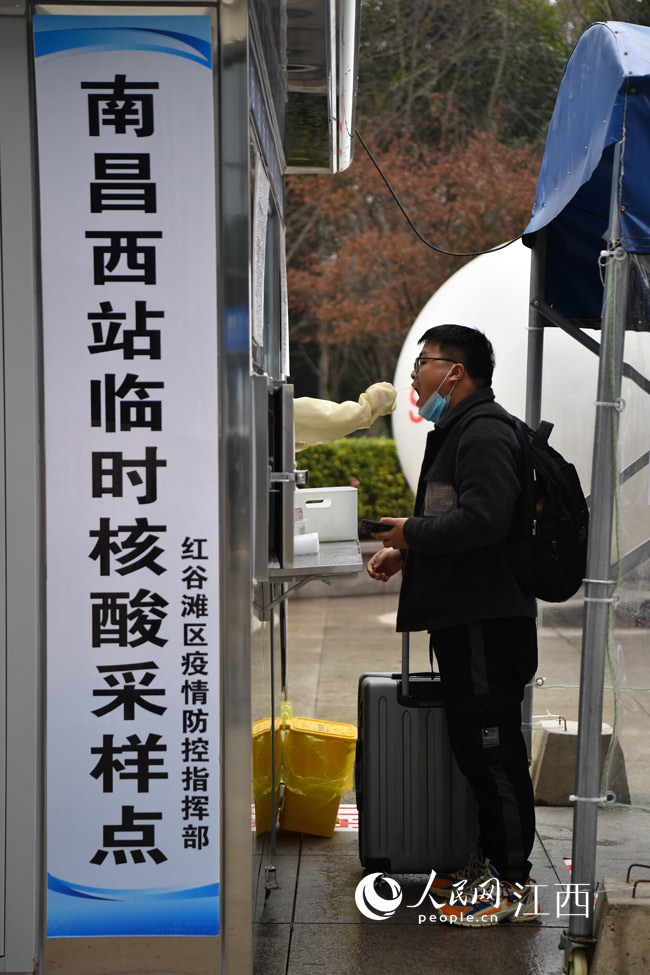 �ϲ��t�Ȟ��^��վ�C�Ϸ�������߀��վǰ�V���O�����R�r����ɘ��c�������ÿͺ���z�y�� ����W �r��