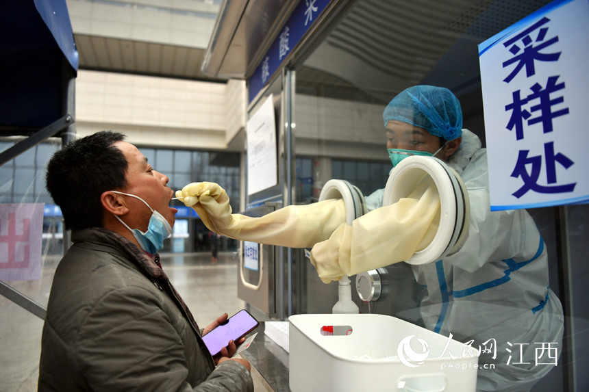 �ϲ��t�Ȟ��^��վ�C�Ϸ�������߀��վǰ�V���O�����R�r����ɘ��c�������ÿͺ���z�y�� ����W �r��