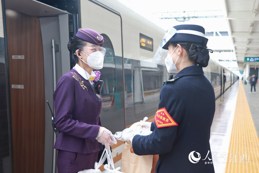 “雙胞胎”春運服務旅客“不打烊” 梁曉晨攝