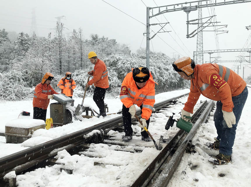 �Ž��򹤶���ʹ�Ç��􌦲�^�eѩ�Y����λ�M������������z