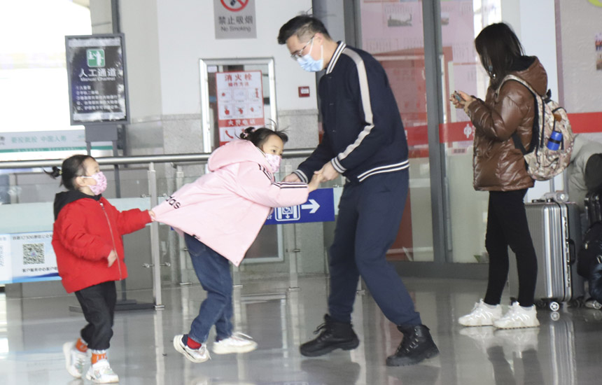 2��8������̶��վ�ĺ�܇������һ��С�������ںͰְ����Α��������ϔz