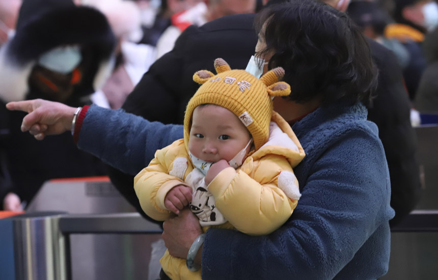 2��8������̶��վ�ĺ�܇������һ����ͯ�������̵đ�����̎�����������ϔz