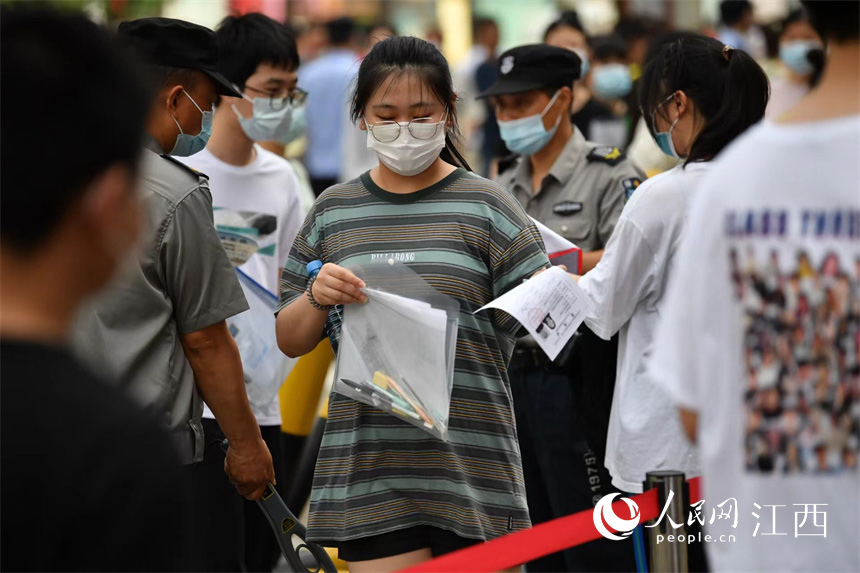 ���������^���z���M�뿼���� ����W �r��z