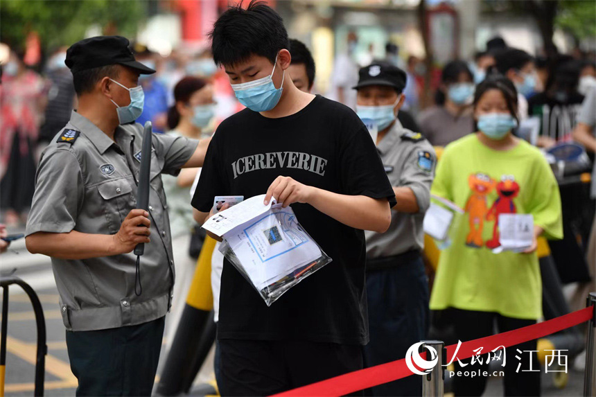 ���������^���z���M�뿼���� ����W �r��z