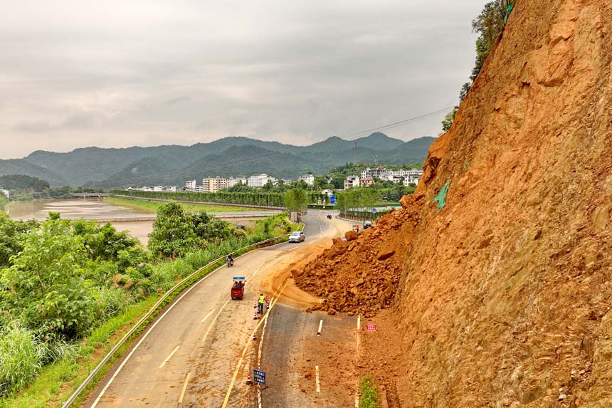 6��6��������ʡ�M���г��x�h�^��������幫·һ̎�l���������������O�ð�ȫ��ʾͰ�F���캣�i�z