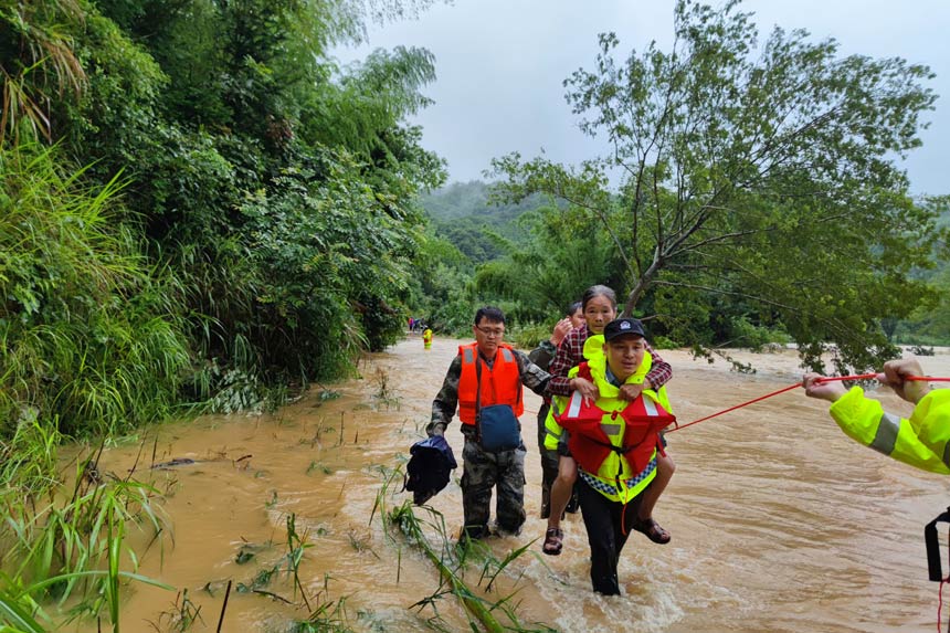 民警和鎮村干部正在轉移受困村民。曾娟攝