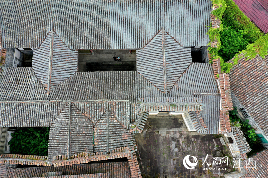 航拍鏡頭下棠陰鎮連片的古建筑蔚為壯觀。人民網 時雨攝