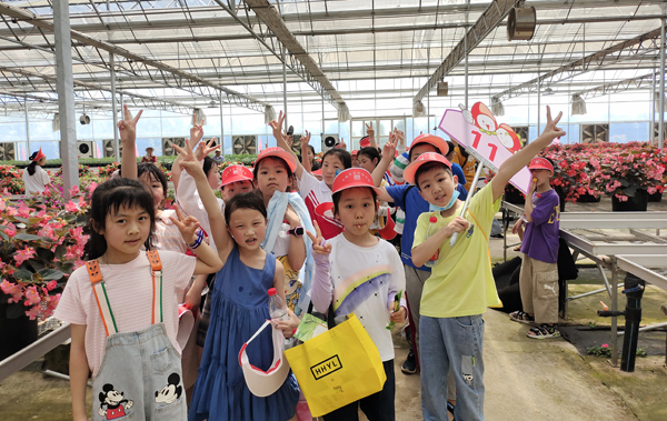 孩子們在小鎮參觀納涼。