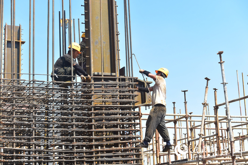 工地上，建筑工人冒著高溫施工。 人民網 時雨攝