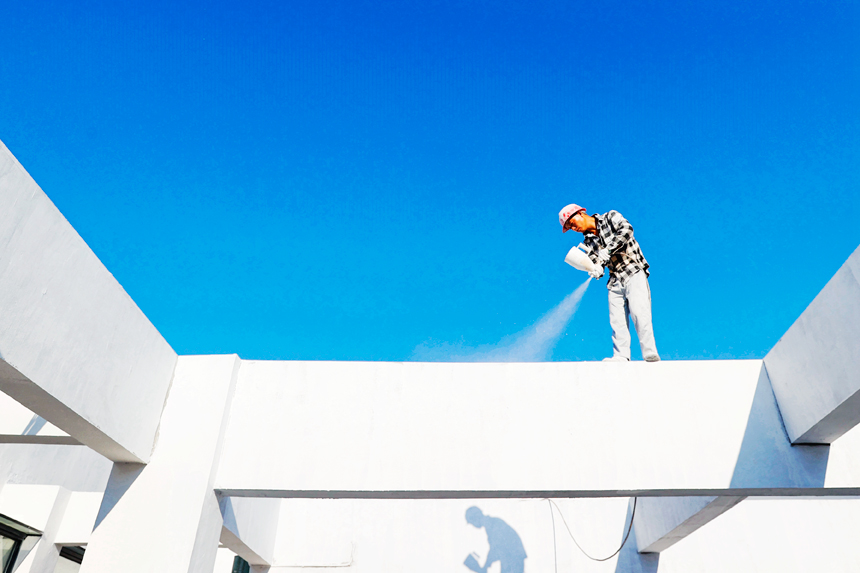 噴涂工在烈日下施工。陳福平攝