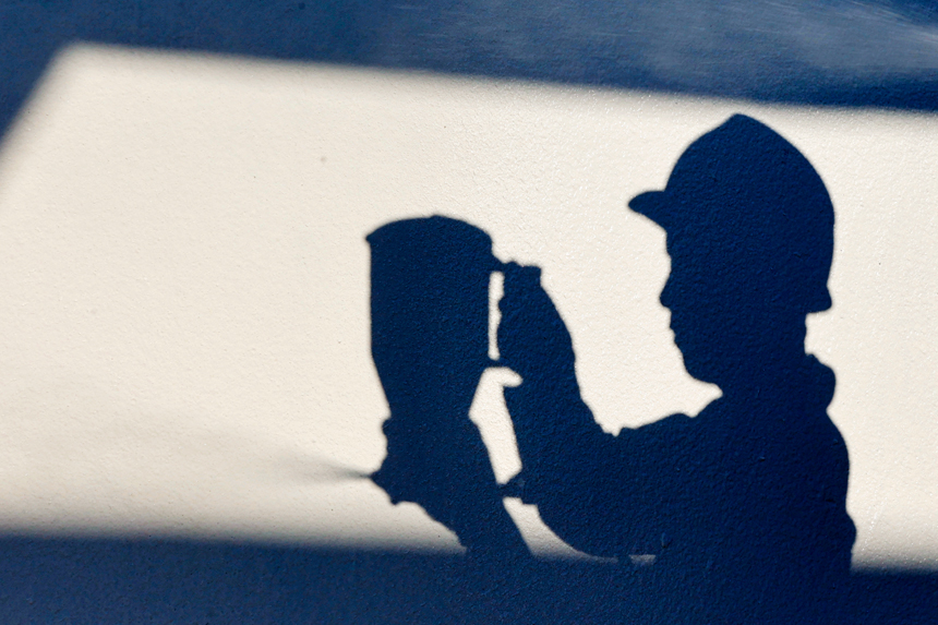 噴涂工在烈日下施工。陳福平攝