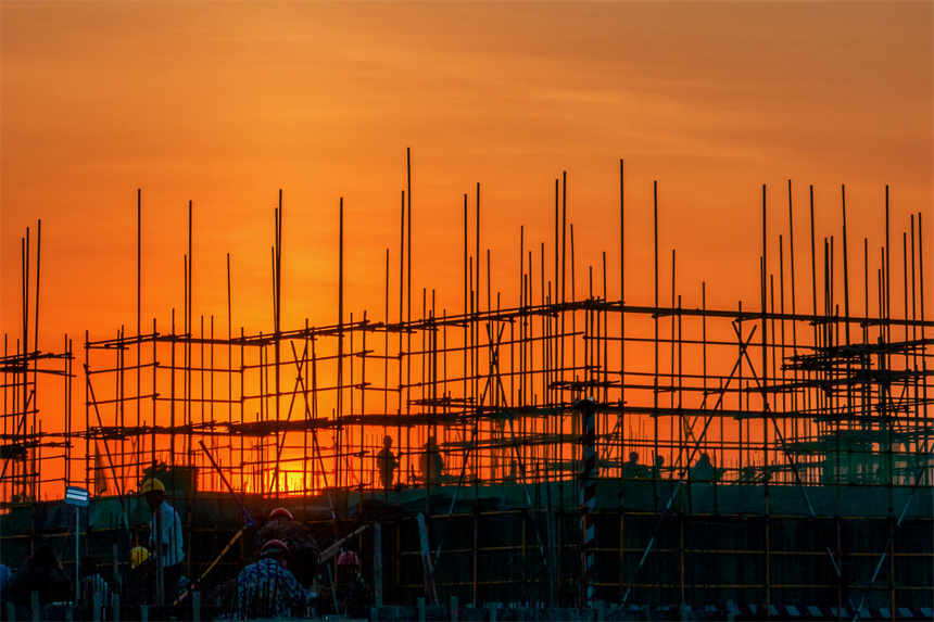 工人們加緊時間趕進度。?黃煜攝