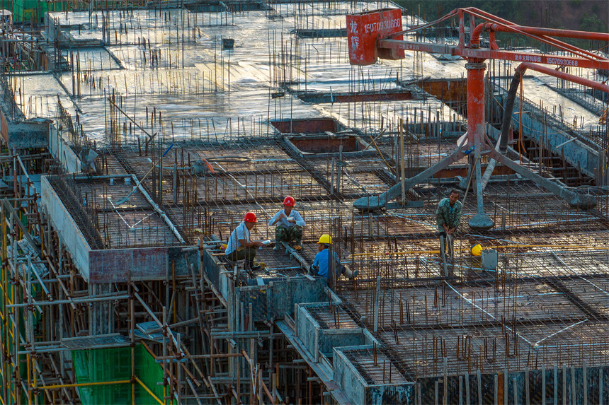 工人們加緊時間趕進度。?黃煜攝