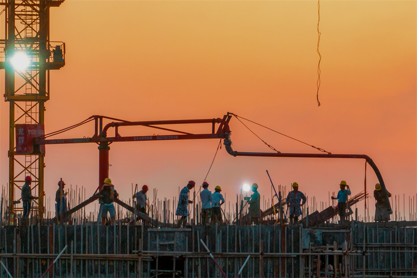 工人們加緊時間趕進度。?黃煜攝