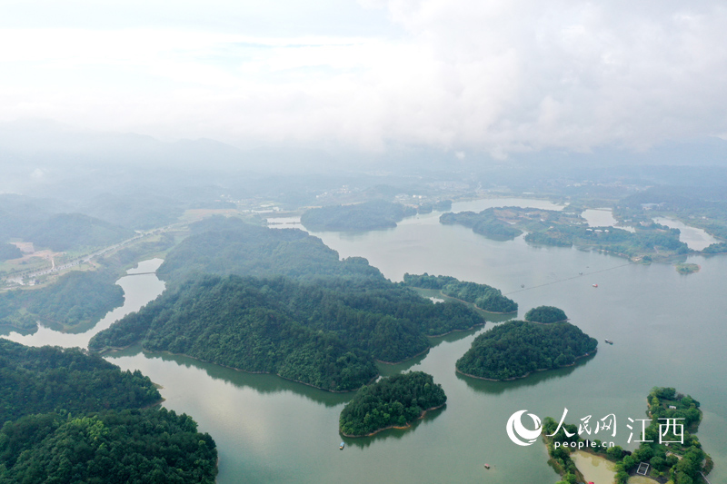航拍江西武寧山水美景。 人民網 時雨攝