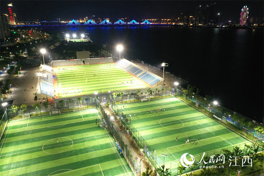 贛江旁的球場上燈火通明，市民正在球場馳騁比拼、揮灑汗水。 人民網 時雨攝