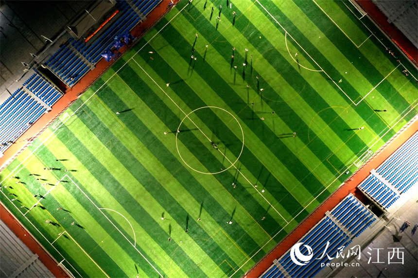 贛江旁的球場上燈火通明，市民正在球場馳騁比拼、揮灑汗水。 人民網 時雨攝