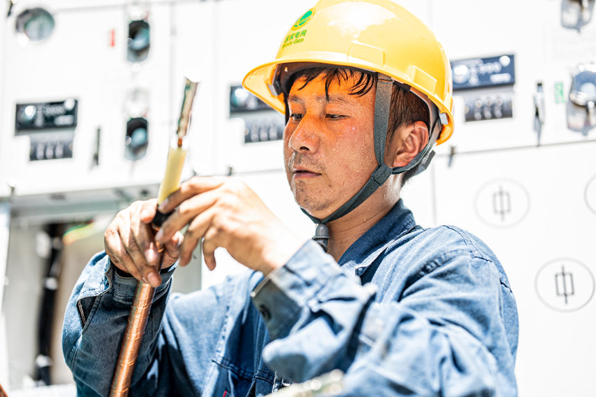 國網宜春供電公司作業人員進行線路改造，解決小區變壓器過負荷問題。萬志勇攝