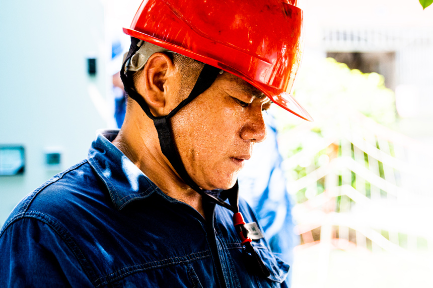 高溫下，作業人員已大汗淋漓。萬志勇攝