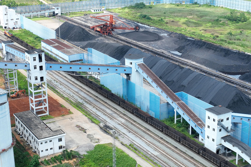 江西省煤炭儲備中心電煤專用線進行送車作業。胡國林攝