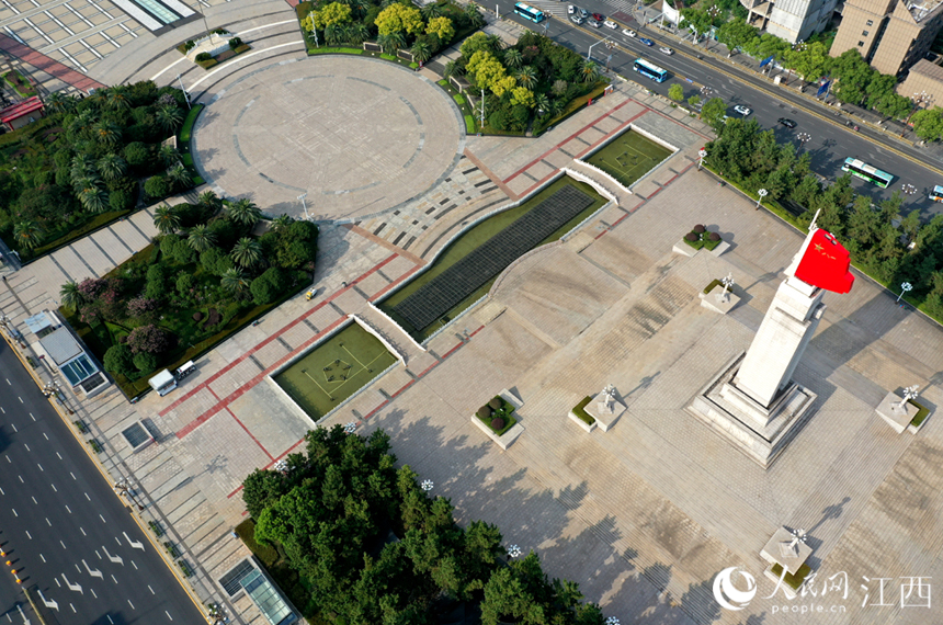 清洗后的紅色軍旗雕塑格外醒目。 ?人民網 時雨攝