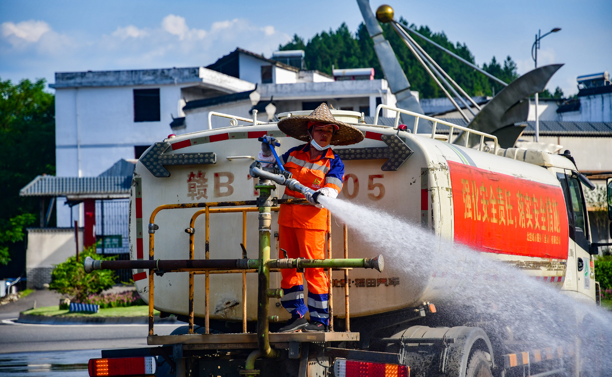 江西全南：堅守崗位戰高溫