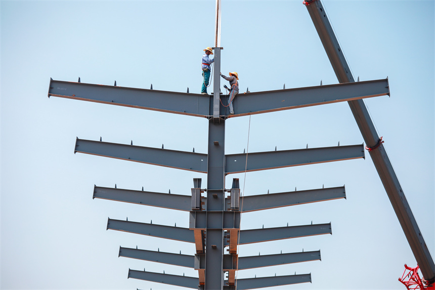 工人們冒著高溫加緊施工。