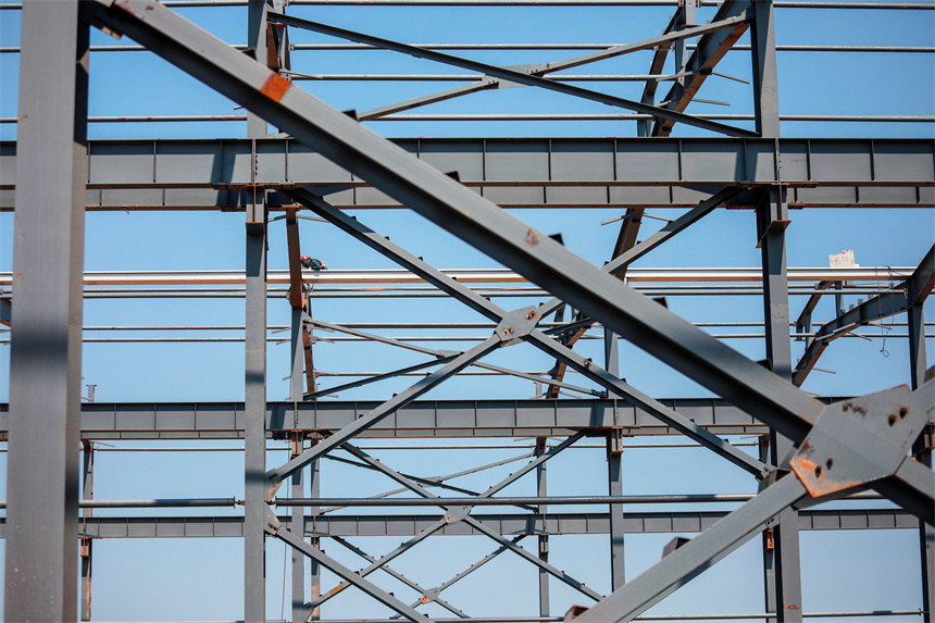 工人們冒著高溫加緊施工。