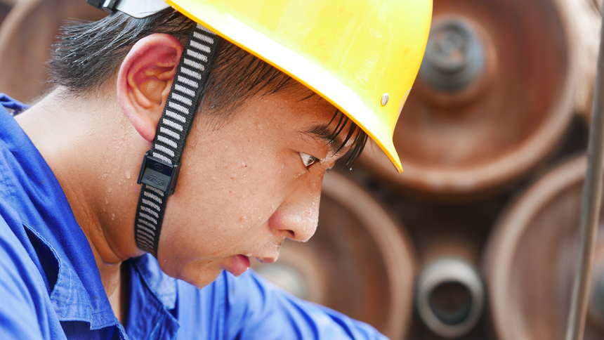 烈日下，工人們正在作業。 倪述洵 攝