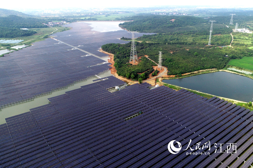 豐城市董家鎮南山水庫水面上的光伏板，千余畝的面積在航拍鏡頭下頗為壯觀。 人民網 時雨攝