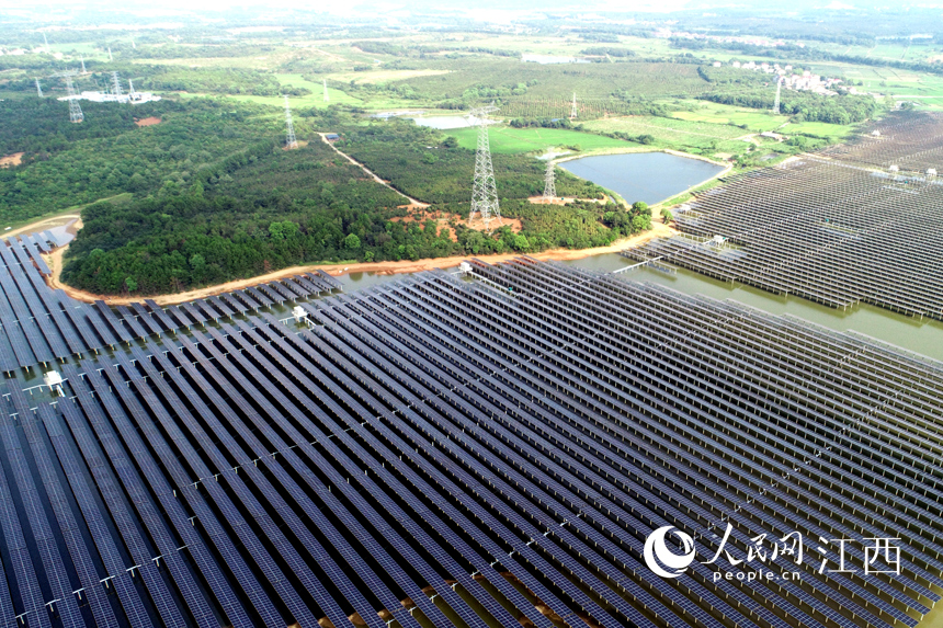 豐城市董家鎮南山水庫水面上的光伏板，千余畝的面積在航拍鏡頭下頗為壯觀。 人民網 時雨攝