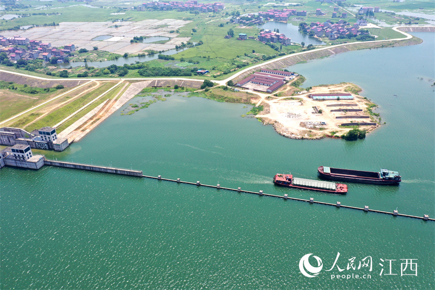 航拍鏡頭下的龍頭山水電站。 人民網 時雨攝