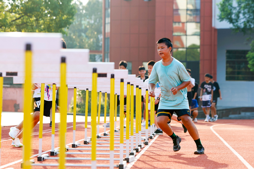 田徑隊的學生在進行體育訓練。陳福平攝